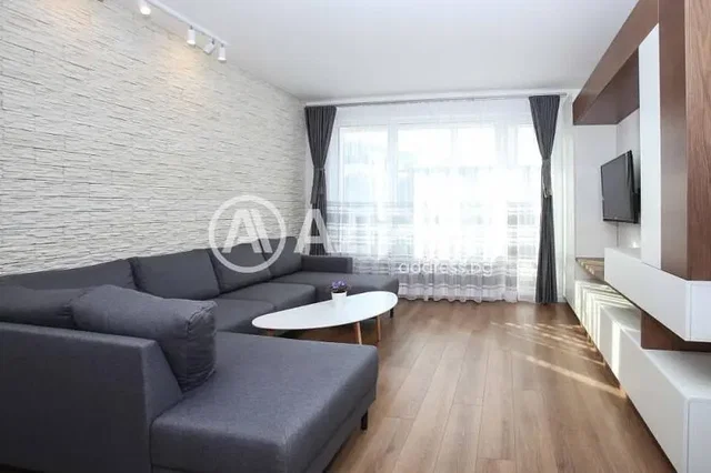 Soggiorno; luce naturale, stile moderno, pavimento in legno