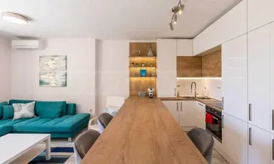 Obývací pokoj; výhled, přirozené světlo, moderní styl