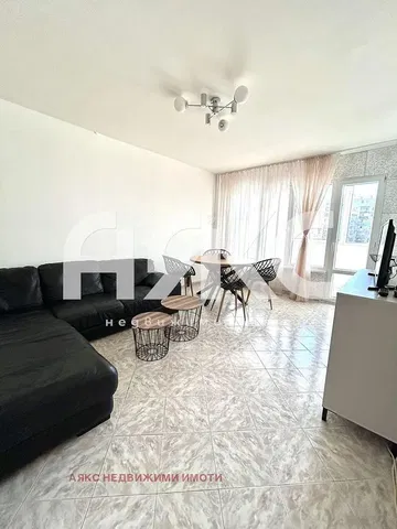 Soggiorno; pavimento in piastrelle, luce naturale