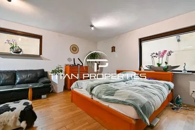 Ložnice; dřevěná podlaha, přirozené světlo