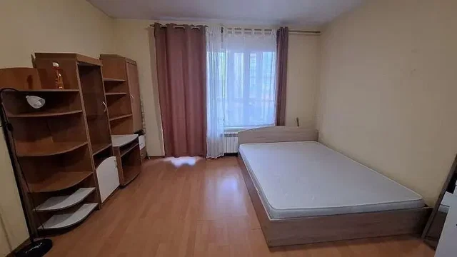 Camera da letto; pavimento in legno, luce naturale