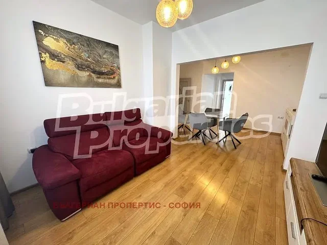 Soggiorno; pavimento in legno, luce naturale, stile moderno