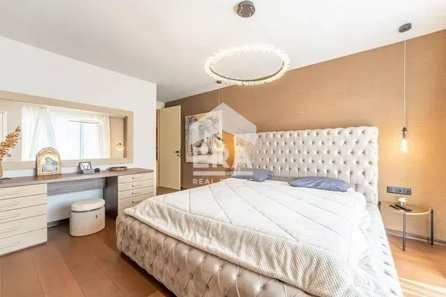 Camera da letto; luce naturale, pavimento in legno, stile moderno