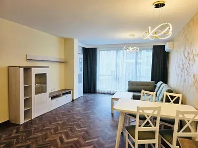 Soggiorno; pavimento in legno, luce naturale, stile moderno