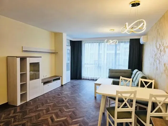 Soggiorno; pavimento in legno, luce naturale, stile moderno