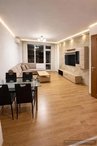 Soggiorno; stile moderno, luce naturale, pavimento in legno