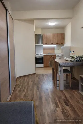 Cucina; elettrodomestici, pavimento in legno, luce naturale