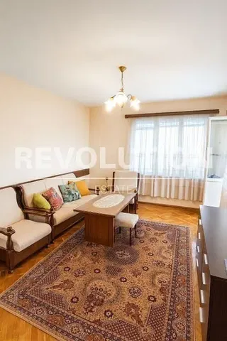 Soggiorno; pavimento in legno, luce naturale, stile rustico