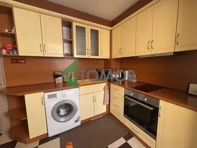 Kuhinja; kućanski aparati, drveni pod