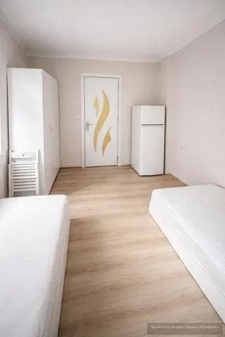 Schlafzimmer; holzboden, tageslicht