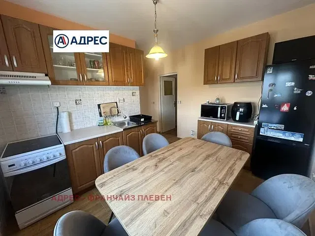 Cucina; elettrodomestici, pavimento in piastrelle, pavimento in legno, stile moderno