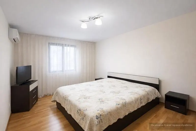 Camera da letto; luce naturale, pavimento in legno