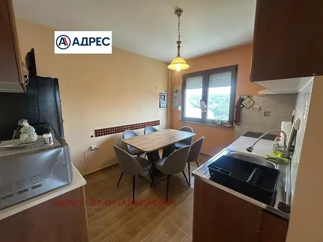 Cucina; elettrodomestici, pavimento in piastrelle