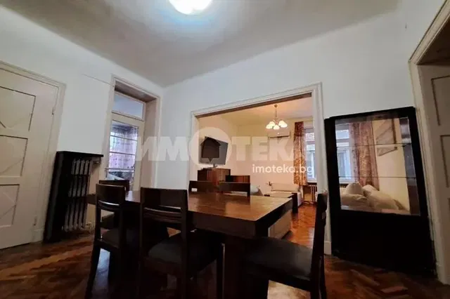 Soggiorno; pavimento in legno, luce naturale