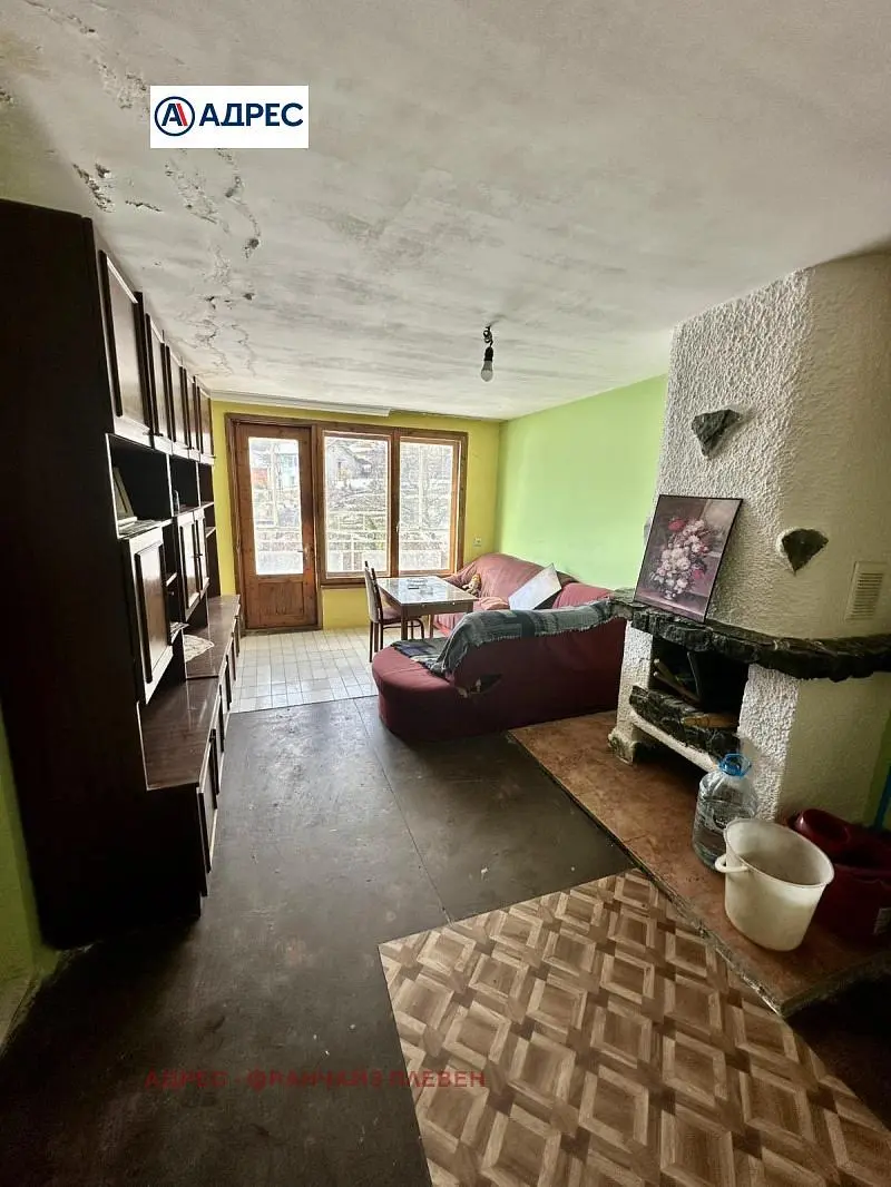 Salon; cheminée, nécessite rénovation, lumière naturelle