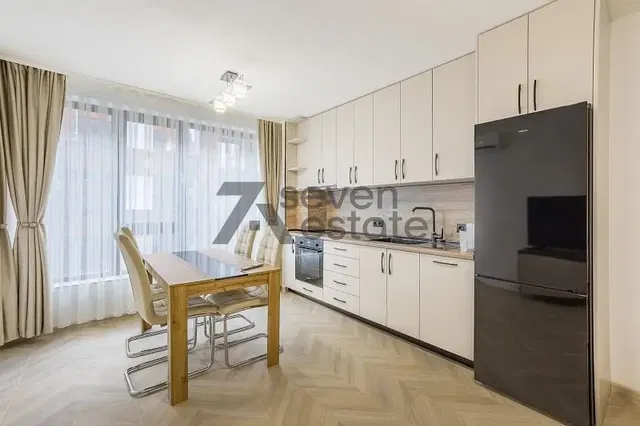 Cucina; elettrodomestici, pavimento in legno, luce naturale, stile moderno