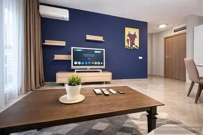 Wohnzimmer; tageslicht, moderner stil, holzboden