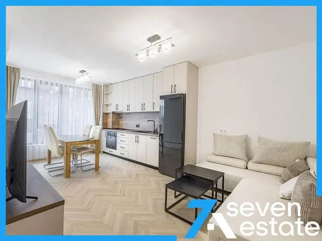 Soggiorno; luce naturale, stile moderno, pavimento in legno