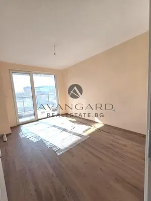 Obývací pokoj; výhled, dřevěná podlaha, přirozené světlo