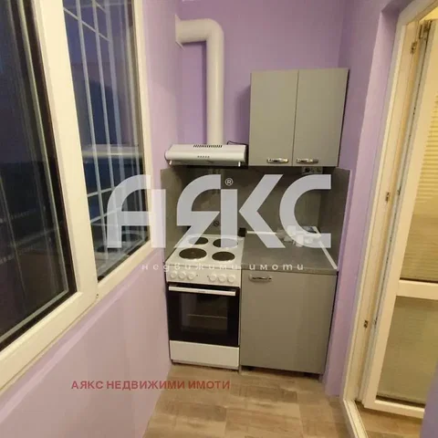 Cucina; elettrodomestici, pavimento in piastrelle