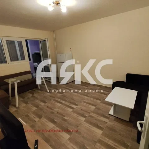 Soggiorno; pavimento in legno, luce naturale