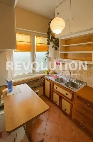 Cucina; pavimento in piastrelle, luce naturale