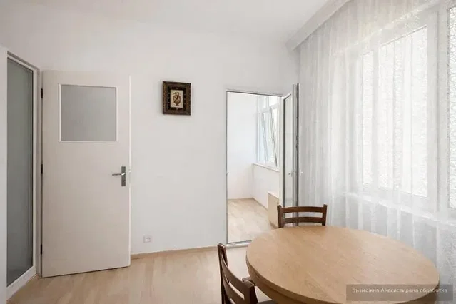 Sala da pranzo; luce naturale, pavimento in legno