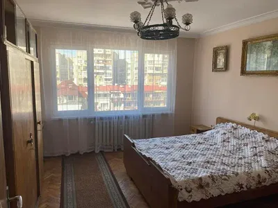 Camera da letto; luce naturale, pavimento in legno, stile rustico