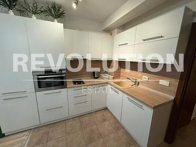 Cucina; elettrodomestici, pavimento in piastrelle