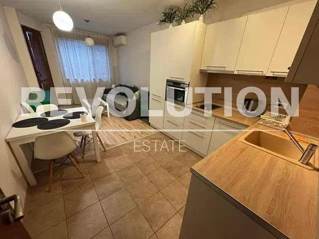 Cucina; elettrodomestici, pavimento in piastrelle