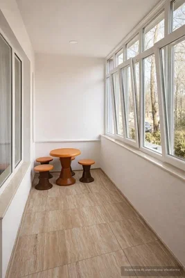 Balcone; pavimento in piastrelle, vista, luce naturale