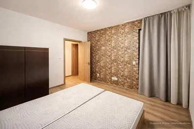 Camera da letto; pavimento in legno, luce naturale