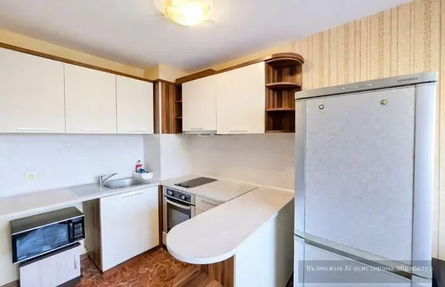 Cucina; elettrodomestici, pavimento in piastrelle