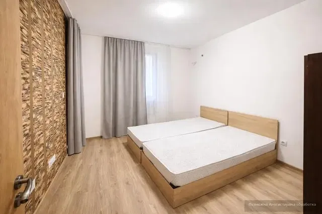 Camera da letto; pavimento in legno, luce naturale, stile moderno