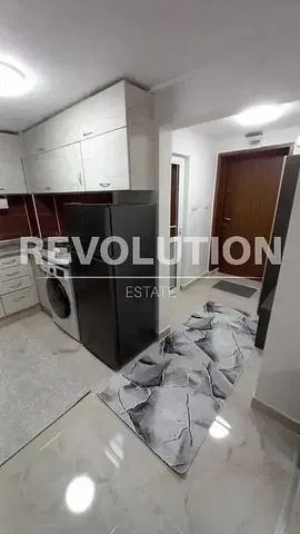 Cucina; pavimento in piastrelle, elettrodomestici