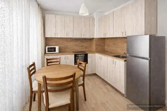 Cucina; elettrodomestici, pavimento in piastrelle, luce naturale