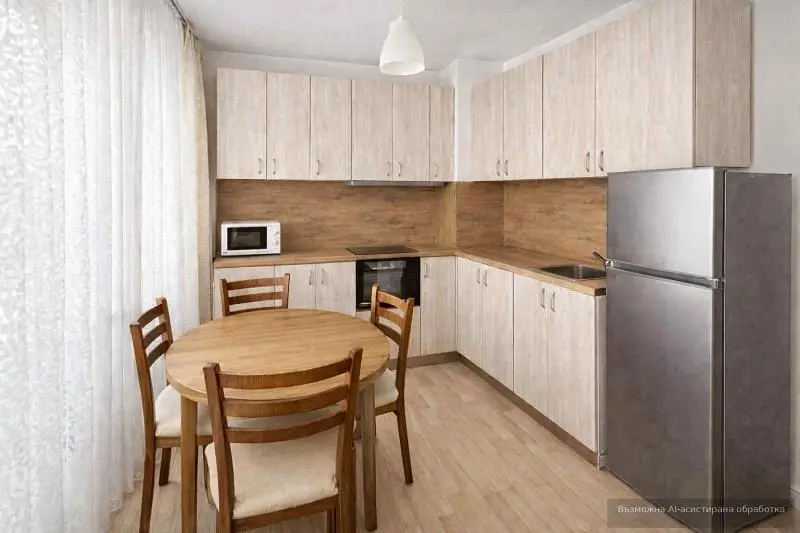 Cucina; elettrodomestici, pavimento in piastrelle, luce naturale