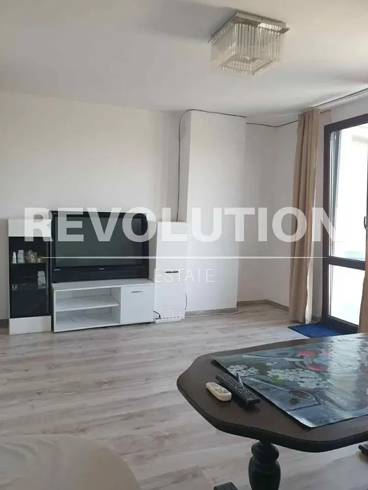 Oturma odası; fayans zemin, doğal ışık, modern stil