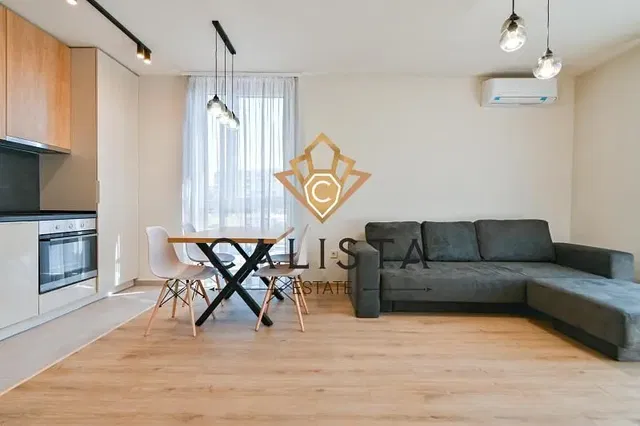 Soggiorno; elettrodomestici, luce naturale, stile moderno, pavimento in legno