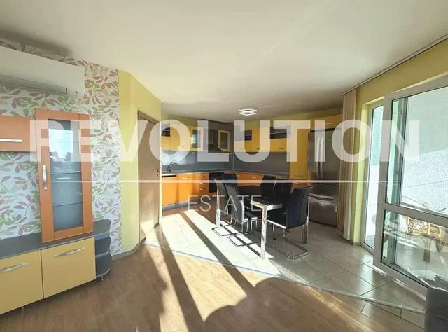 Cucina; elettrodomestici, luce naturale