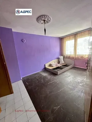 Chambre; carrelage, nécessite rénovation, lumière naturelle