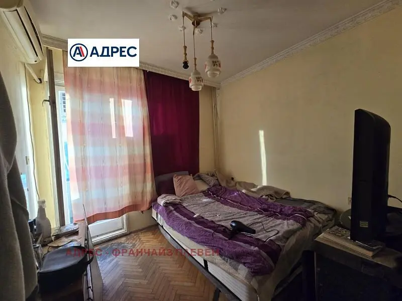 Spavaća soba; prirodna svjetlost, drveni pod