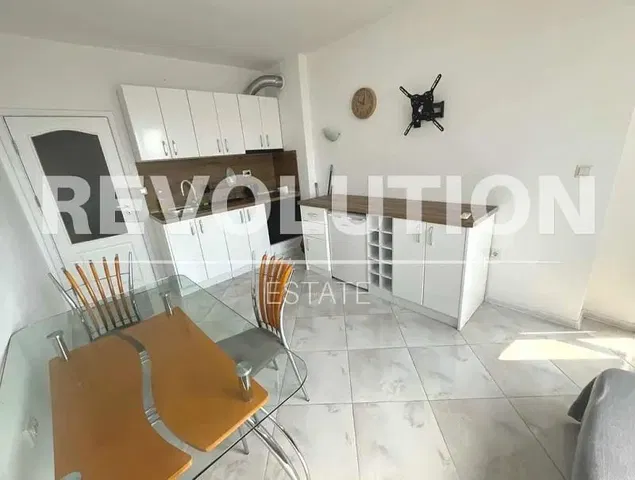 Cucina; pavimento in piastrelle, elettrodomestici