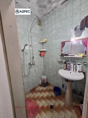 Kupaonica; pločice, potrebna renovacija, prirodna svjetlost