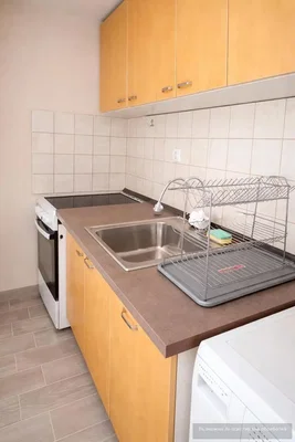 Cucina; elettrodomestici, pavimento in piastrelle