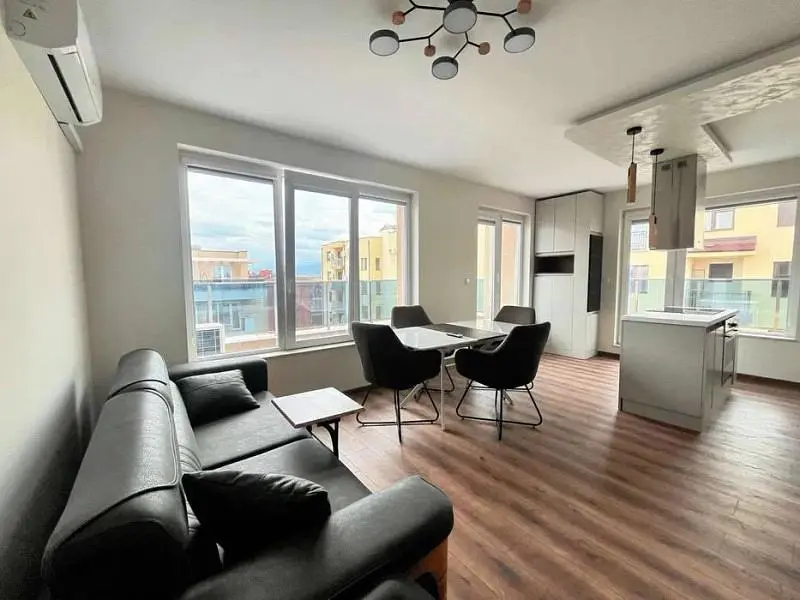 Soggiorno; vista, luce naturale, stile moderno, pavimento in legno