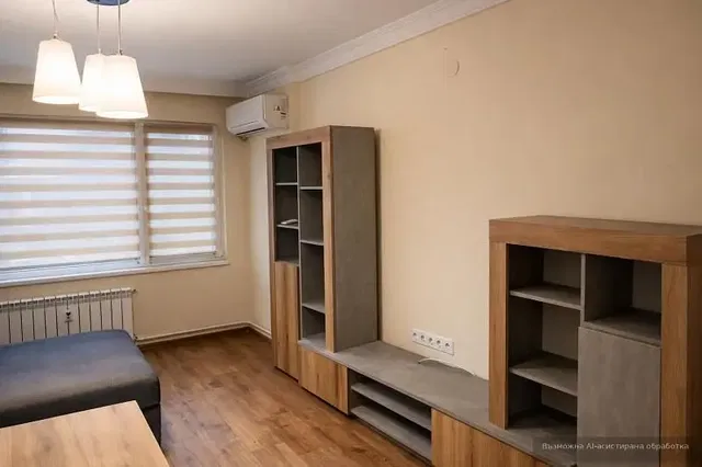 Oturma odası; ahşap zemin, doğal ışık