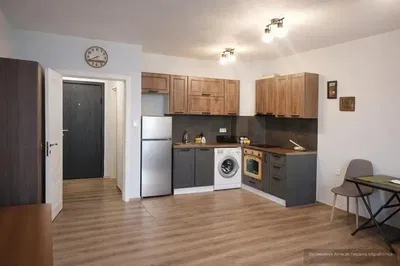 Cucina; elettrodomestici, pavimento in legno, luce naturale, stile moderno