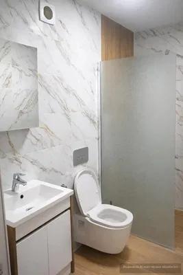 Toilette; pavimento in piastrelle, ristrutturato, luce naturale, stile moderno