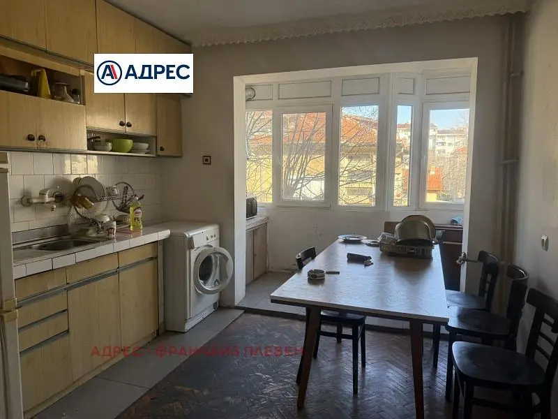 Cuisine; vue, électroménager, lumière naturelle